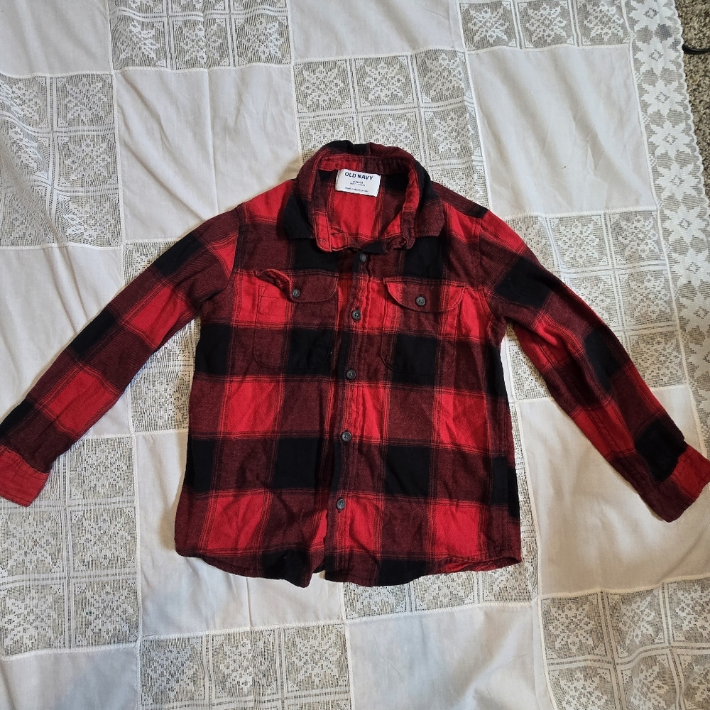 Old Navy Red and Black Buffalo Plaid Button-Up Shirt Boys Small 6-7